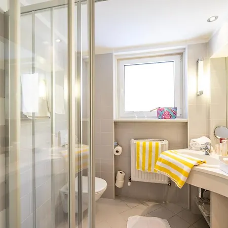 Gaestehaus Schusser An Der Therme, Fruehstueck, Doppelzimmer Und Ferienwohnung