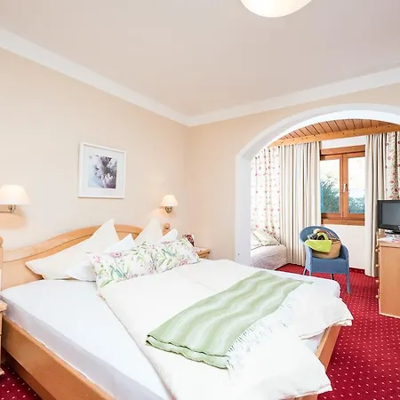 Gaestehaus Schusser An Der Therme, Fruehstueck, Doppelzimmer Und Ferienwohnung