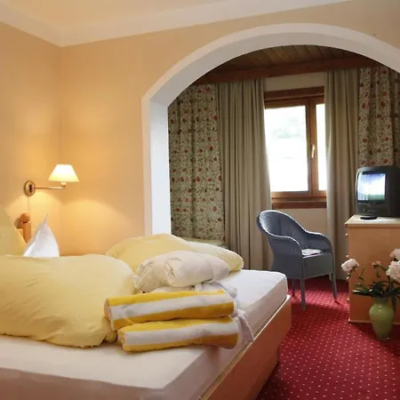 Gaestehaus Schusser An Der Therme, Fruehstueck, Doppelzimmer Und 住宿加早餐酒店 4*